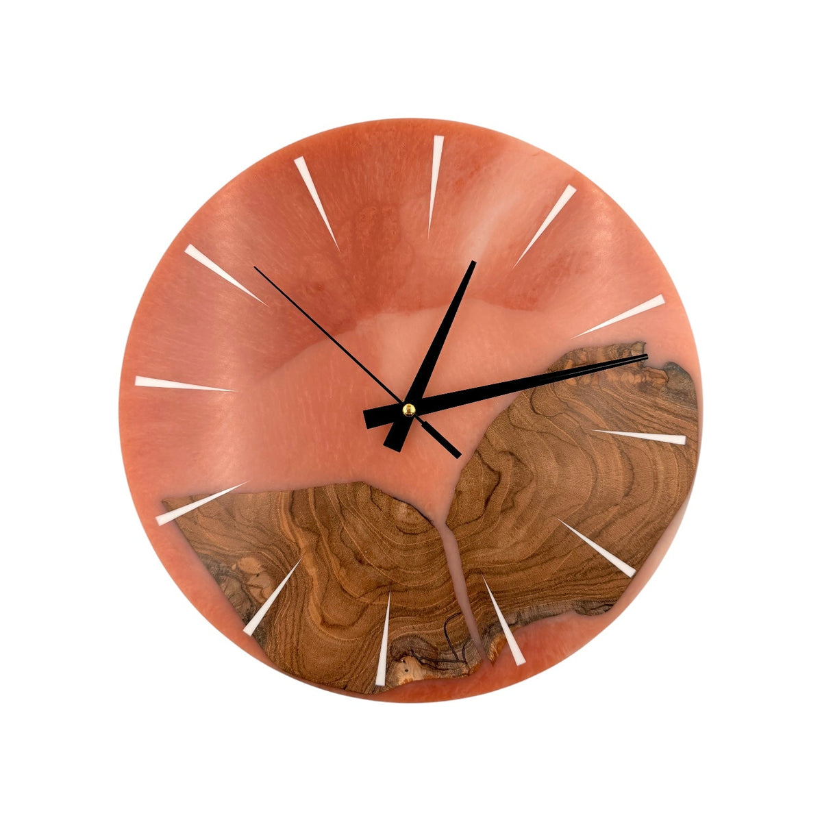 EH-Designs Wanduhr aus Teakholz und korallenfarbenem Epoxidharz mit schwarzen Zeigern, 34,5 cm Durchmesser